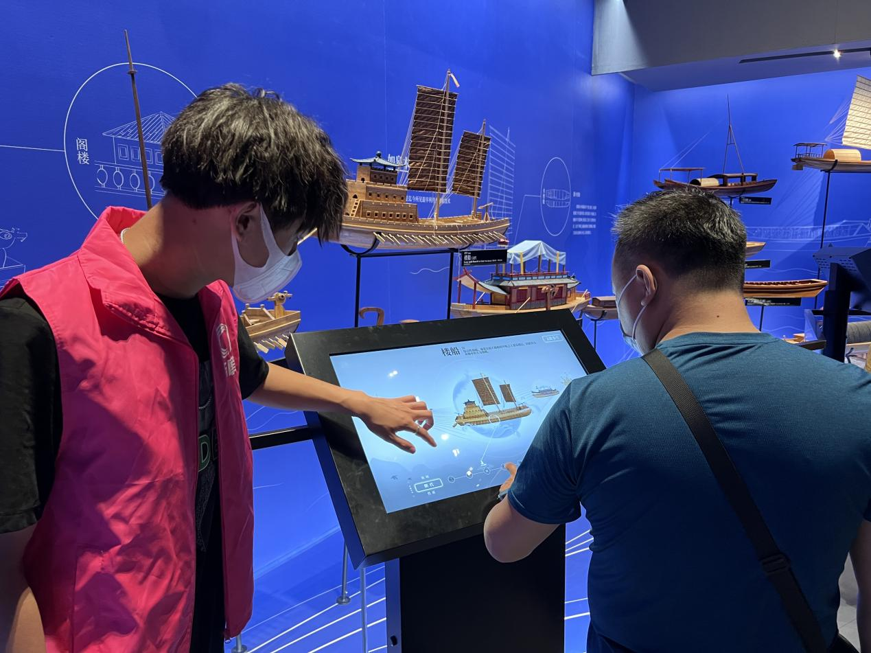 隊員引導遊客了解運河非遺.png 隊員引導遊客了解運河非遺.png