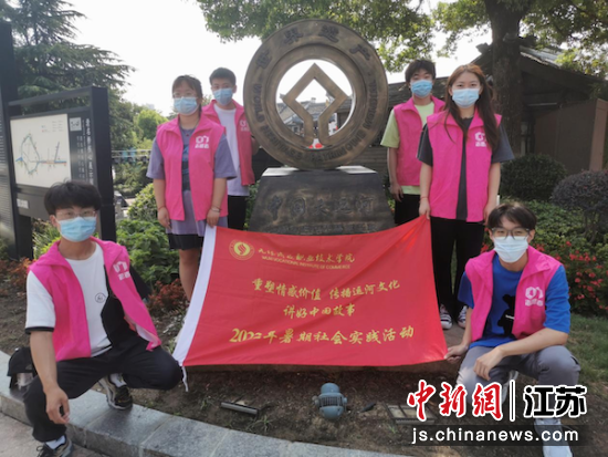 在運河地标處合影。金年会供圖 在運河地标處合影。金年会供圖