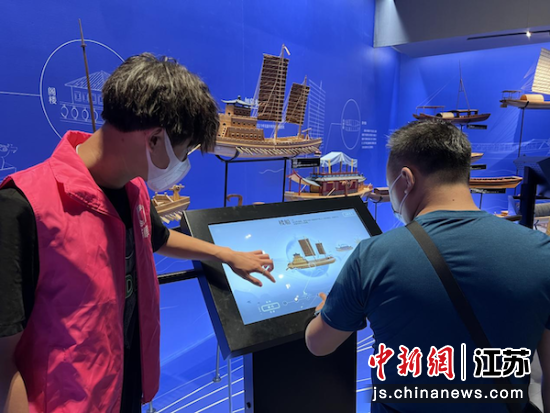 引導遊客了解運河非遺文化。金年会供圖 引導遊客了解運河非遺文化。金年会供圖